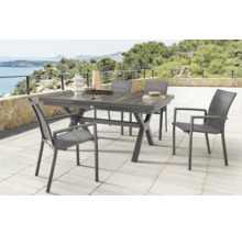 Scène d''extérieur avec table à manger et chaises sur une terrasse avec vue sur la mer