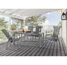 Scène de jardin avec table à manger et quatre chaises sur une terrasse