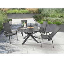 Scène de jardin avec table à manger et chaises à l''extérieur