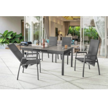 Salle à manger d''extérieur avec table extensible et chaises sur une terrasse