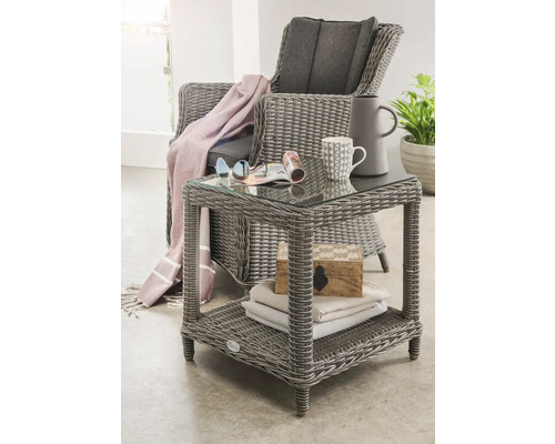 Ensemble de balcon Destiny Luna 2 pces vintage gris, 1 fauteuil + table, rotin synthétique + aluminium, y compris galettes d'assise Scène de jardin avec fauteuil en rotin et table en rotin avec plateau en verre