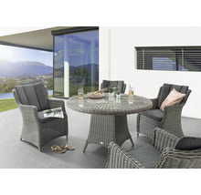 Aménagement extérieur avec salon de jardin en rotin composé d''une table et de chaises
