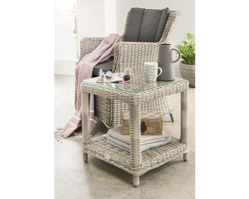 Ensemble de balcon Destiny Luna 2 pces vintage blanc, 1 fauteuil + table, rotin synthétique + aluminium, y compris galettes d'assise Scène avec fauteuil en rotin et table d''appoint avec plateau en verre