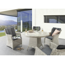Ensemble de jardin avec table en rotin et chaises sur une terrasse