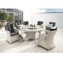 Gartensitzgruppe mit Tisch und Stühlen auf einer Terrasse.