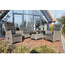 Ensemble de meubles de jardin en rotin avec table, banc et chaises sur une terrasse