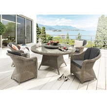 Runde Gartentischgruppe mit vier Korbsesseln auf einer Terrasse mit Seeblick