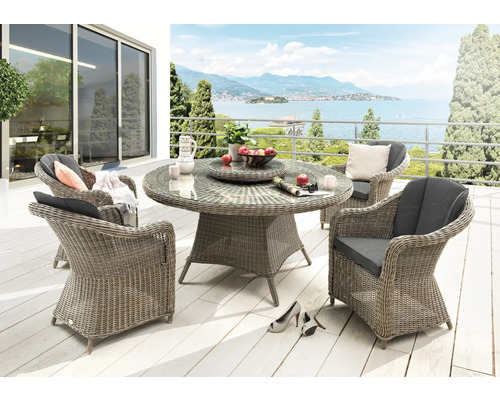 Ensemble de meubles de jardin Destiny Malaga Luna 4 places 6 pces naturel chiné, 4 fauteuils + 1 table y compris plateau pivotant, rotin synthétique + aluminium, y compris galettes d'assise Groupe de table de jardin ronde avec quatre fauteuils en osier sur une terrasse avec vue sur le lac