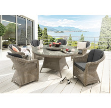 Ensemble de meubles de jardin avec table en rotin, plateau en verre et chaises sur une terrasse avec vue sur le lac