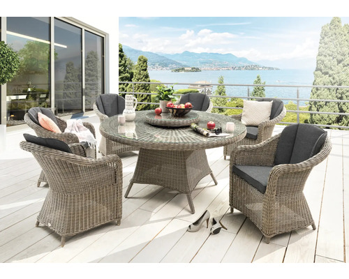 Gartenmöbelset Destiny Malaga Luna 6-Sitzer 8 tlg. natur meliert, 6 Sessel + Tisch inkl. Drehteller, Polyrattan + Aluminium, inkl. Auflagen Gartenmöbel-Set mit Rattantisch, Glasplatte und Stühlen auf einer Terrasse mit Seeblick