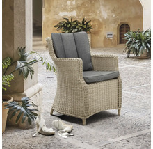 Gartensessel aus Rattan mit grauen Polstern auf einer Terrasse.