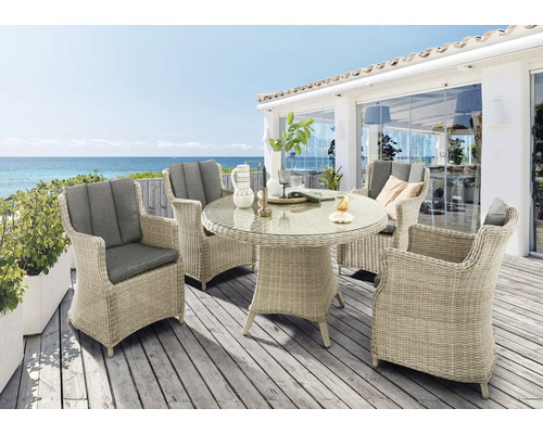 Ensemble de meubles de jardin Destiny Luna 4 places 5 pces. Ø100x75 cm nature chiné, 4 fauteuils + table, rotin synthétique + aluminium, avec galettes d'assise Salon de jardin avec table ronde et quatre fauteuils en osier sur une terrasse avec vue sur la mer