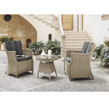 Gartenmöbel-Set mit zwei Korbsesseln, grauen Kissen und rundem Tisch mit Glasplatte vor Gebäude
