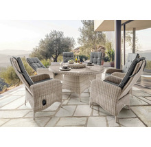 Gartenset mit rundem Tisch und fünf Sesseln aus Rattan mit grauen Polstern auf einer Terrasse