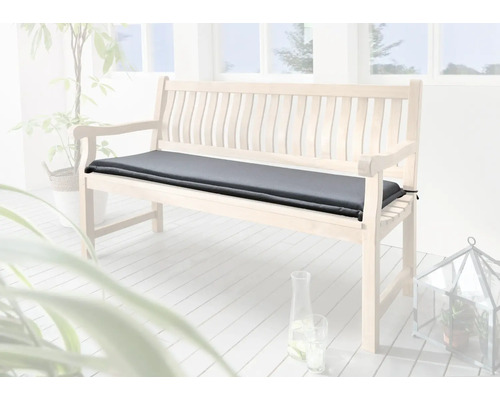 Banc avec coussin d''assise gris dans le jardin