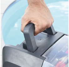 Person trägt einen Poolroboter am Griff