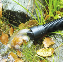 Abfließendes Wasser aus einem Entwässerungsschlauch im Garten