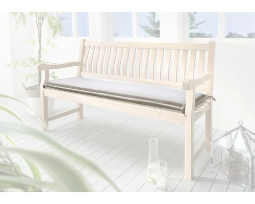 Banc en bois avec coussin d''assise gris dans le jardin