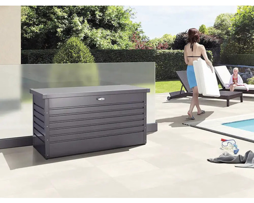 Szene im Außenbereich mit einer Aufbewahrungsbox neben einem Schwimmbecken