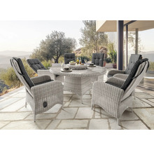 Ensemble de salle à manger en rotin avec table ronde et fauteuils avec coussins sur une terrasse