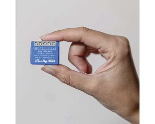 Relais domotique Shelly 1 Mini Gen4 tenu dans la main