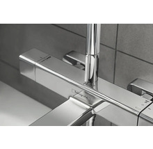 Logo Hansgrohe sur un robinet dans une salle de bain
