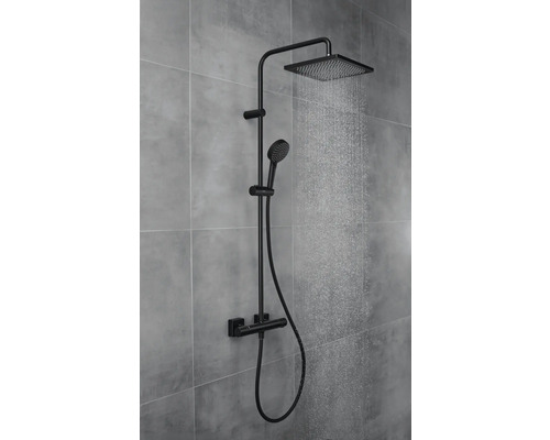 Brausegarnitur mit Kopfbrause und Handbrause im Badezimmer.