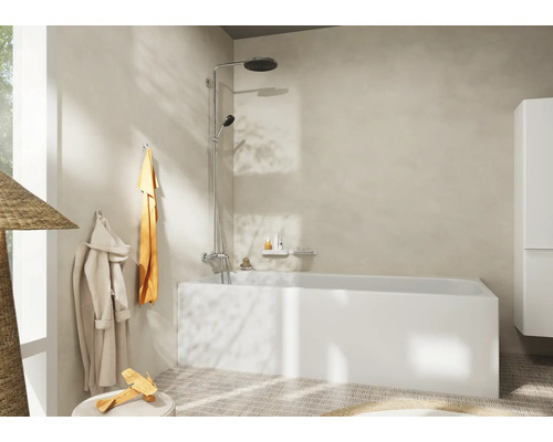 Salle de bains avec baignoire, robinetterie de douche, serviettes et peignoir pour une ambiance claire et organisée.