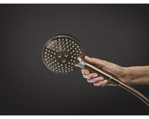 Douchette à main en métal tenue à la main