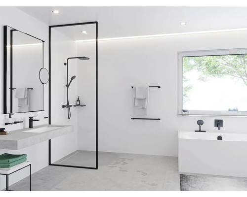 Helles Badezimmer mit Dusche, Waschbecken, Spiegel, Badewanne und Handtuchhaltern