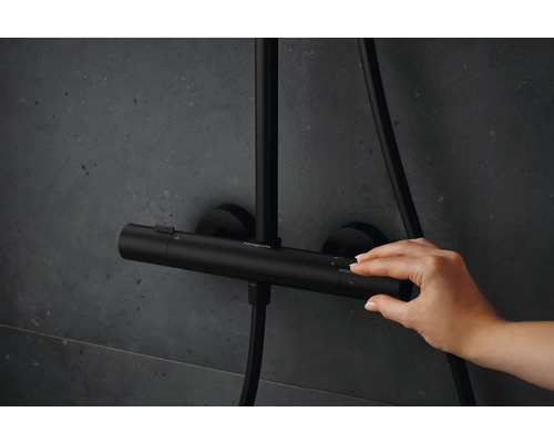 Duscharmatur mit Hand beim Einstellen der Temperatur