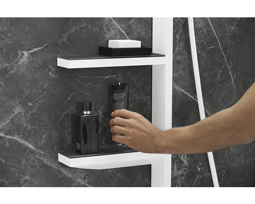 Étagère de salle de bain avec produits cosmétiques et savon sur mur en marbre