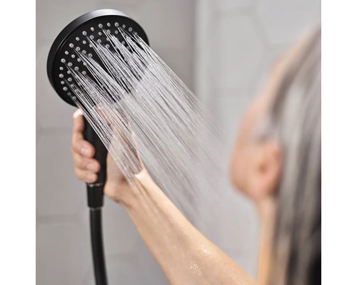 Handbrause mit Wasserstrahl in der Anwendung