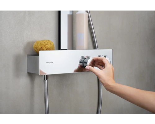 Person reguliert die Temperatur an einem Hansgrohe Duschthermostat.