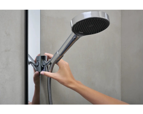 Douchette avec flexible de douche montée sur une barre de douche.