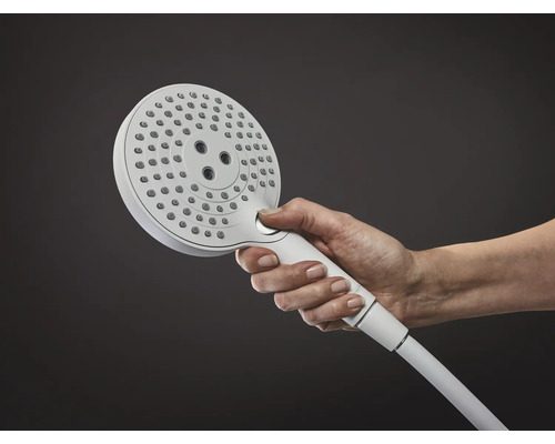 Handbrause mit Brauseschlauch in der Hand