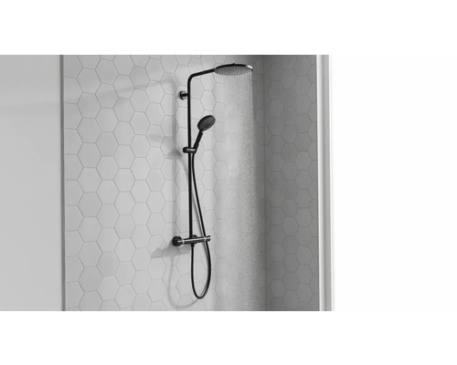 Duschsystem mit Kopfbrause und Handbrause im Badezimmer