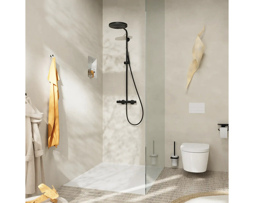 Salle de bains moderne avec douche, toilettes et accessoires
