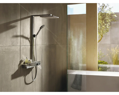 Douche avec pomme de tête et douchette à main dans une salle de bain moderne