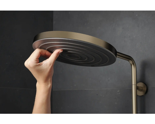 Brausekopf mit Hand unter der Dusche