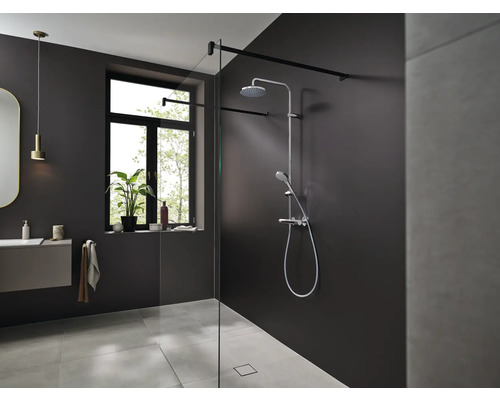 Modernes Badezimmer mit Duschkabine, Duscharmatur, Waschbecken, Spiegel und Fenster