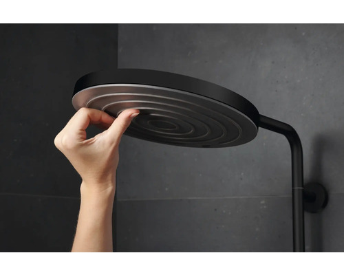 La main ajuste la pomme de douche