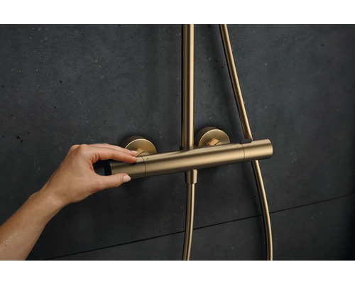 Nahaufnahme einer Hand, die einen Duschthermostat einstellt.