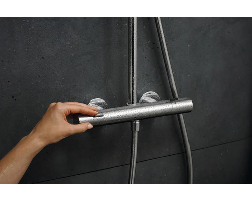 Hand bedient Duscharmatur im Badezimmer