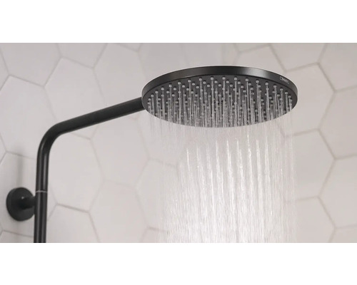 Brausekopf mit Wasserstrahl und Wandbefestigung