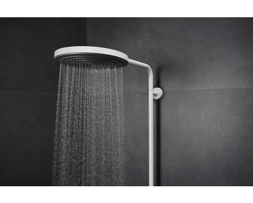 Funktionierende Kopfbrause mit Wasserstrahl vor dunklem Hintergrund