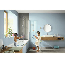 Salle de bain avec enfants jouant, baignoire, douche et lavabo