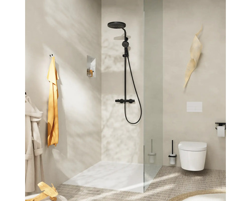 Modernes Badezimmer mit Dusche, Toilette und Waschbecken