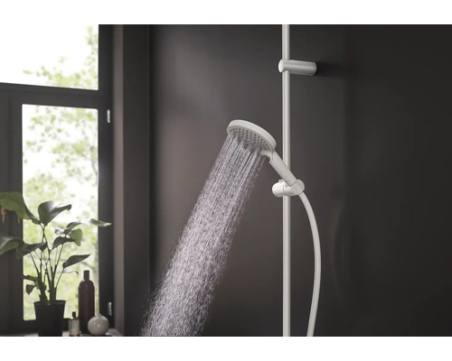 Brauseset mit Handbrause und Brausestange im Badezimmer