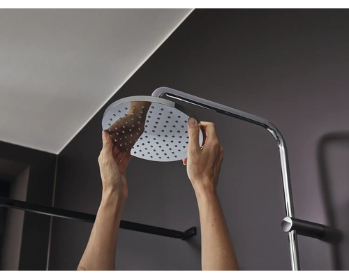 Installation eines runden Duschkopfs im Badezimmer.